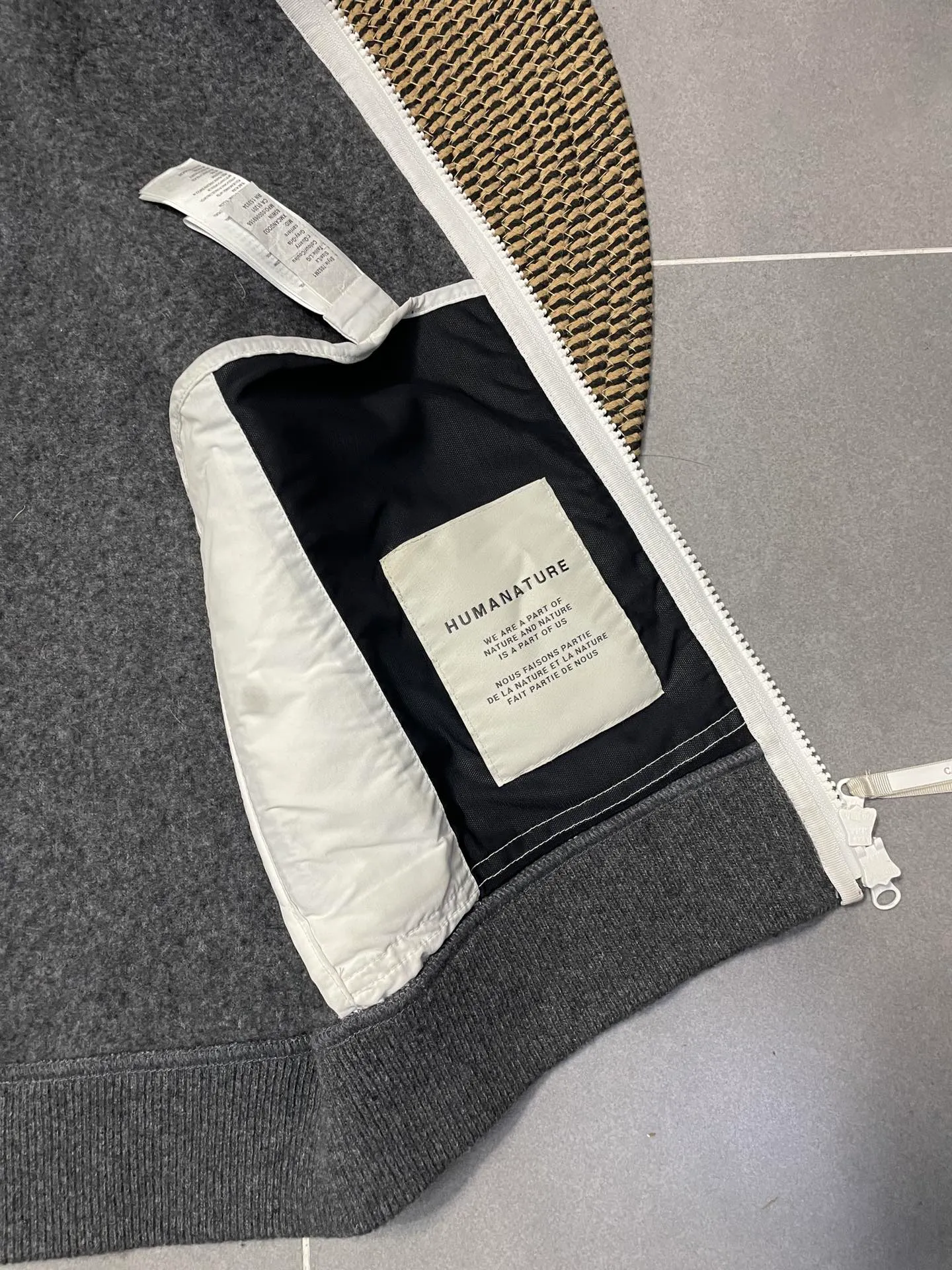 P600 Black CANADA GOOSE/Canada Goose Autumn and Winter Couple's Fleece Vest Jacket 🔘Color: Black Gray Khaki Highest version Original fabric High version High quality) ⚠All details Fabric accessories craftsmanship (all 1:1 passed inspection) (The owner is a "detail monster" so the goods he makes also pay attention to details) 1⃣ Distinguish the wrong version of market goods: all go single line ❌ Our genuine 1:1 special machine presses the line (high requirements for machine workers) 2⃣ Differentiates the market from drawings and making goods. Fabric color difference is too big. You get what you pay for, not fast food. 3⃣ Differentiates the market from low-end versions to receive labels, hang tags, and wash labels. All our accessories are custom-made (approved level) 4⃣ Differentiates the market from the detail-free workmanship❌ Our workmanship: neckline, shoulder line, armholes, cuffs, hem (In order to increase the cost, we must also restore the original product: yoke taping, double needle threading🔍) Size: S-XXL